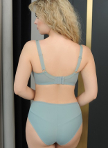 �����  �����